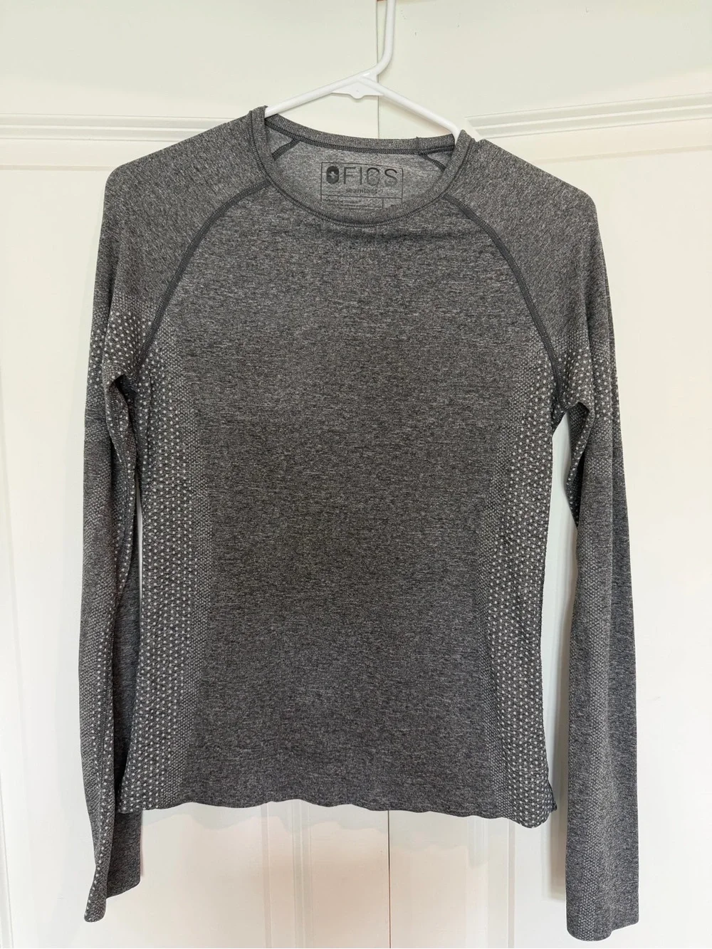 FIGS Gray Long-Sleeve Seamless top - Picture 4 of 6